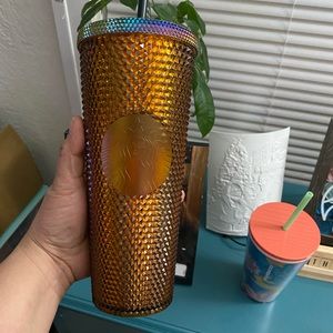 Starbucks forI Isis Leon